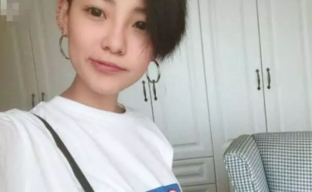 還記得當初穿黑紗的新娘嗎?結婚一年後,現在的樣子讓人不敢認