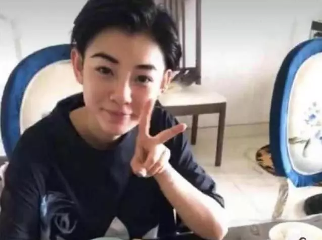 還記得當初穿黑紗的新娘嗎?結婚一年後,現在的樣子讓人不敢認