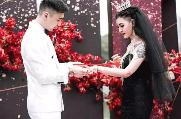 還記得當初穿黑紗的新娘嗎?結婚一年後,現在的樣子讓人不敢認