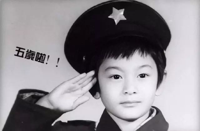 【你知道她是誰嗎?】明星罕見童年照曝光!趙麗穎農村表演接地氣,唐嫣家境好4歲學琴~~~