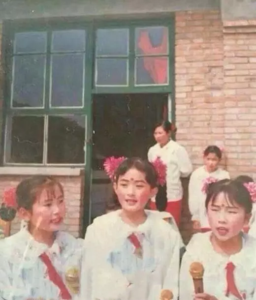 【你知道她是誰嗎?】明星罕見童年照曝光!趙麗穎農村表演接地氣,唐嫣家境好4歲學琴~~~