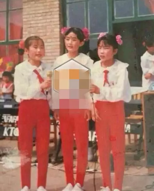 【你知道她是誰嗎?】明星罕見童年照曝光!趙麗穎農村表演接地氣,唐嫣家境好4歲學琴~~~