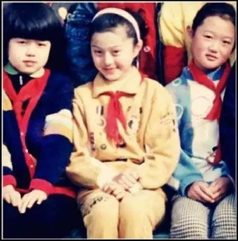 【你知道她是誰嗎?】明星罕見童年照曝光!趙麗穎農村表演接地氣,唐嫣家境好4歲學琴~~~