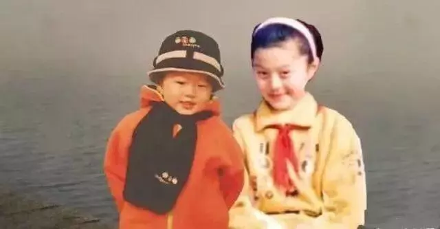 【你知道她是誰嗎?】明星罕見童年照曝光!趙麗穎農村表演接地氣,唐嫣家境好4歲學琴~~~