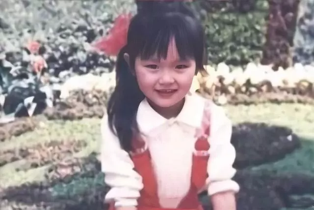 【你知道她是誰嗎?】明星罕見童年照曝光!趙麗穎農村表演接地氣,唐嫣家境好4歲學琴~~~