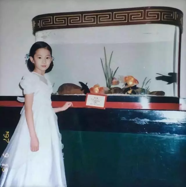 【你知道她是誰嗎?】明星罕見童年照曝光!趙麗穎農村表演接地氣,唐嫣家境好4歲學琴~~~