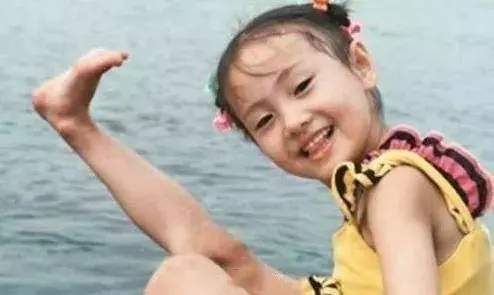 【你知道她是誰嗎?】明星罕見童年照曝光!趙麗穎農村表演接地氣,唐嫣家境好4歲學琴~~~