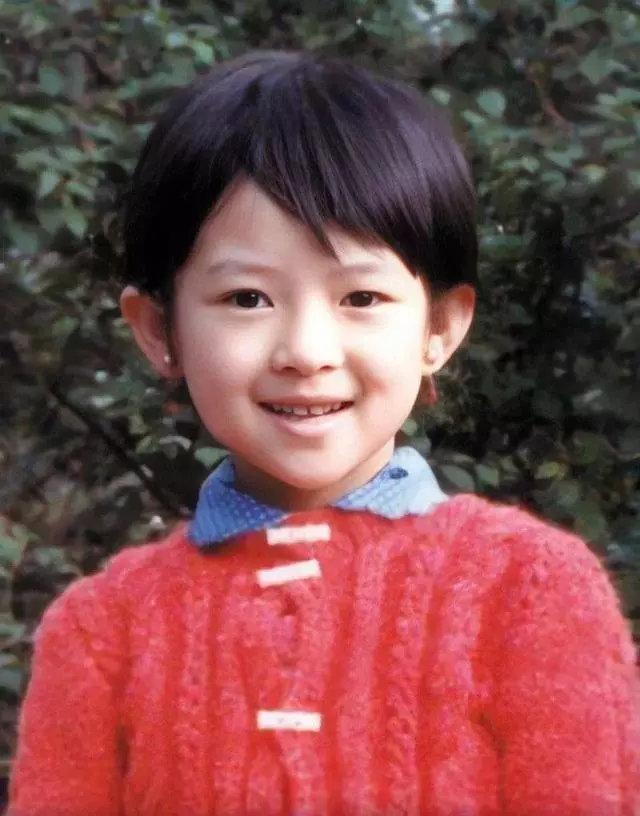 【你知道她是誰嗎?】明星罕見童年照曝光!趙麗穎農村表演接地氣,唐嫣家境好4歲學琴~~~
