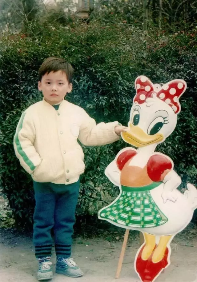 【你知道她是誰嗎?】明星罕見童年照曝光!趙麗穎農村表演接地氣,唐嫣家境好4歲學琴~~~