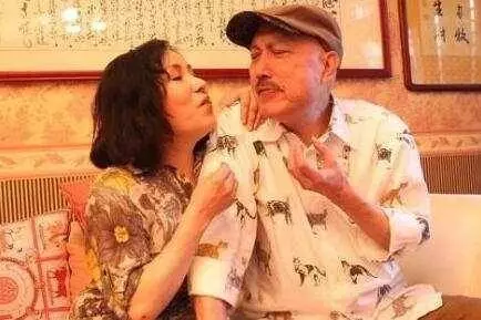 結婚40多年的「余天夫婦鬧離婚」!?因余天每次搞很久又滿肚...讓李亞萍再也忍受不了!