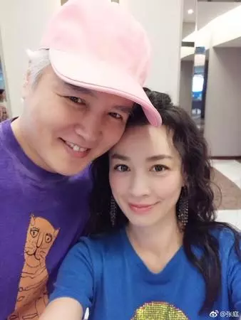 林瑞陽殘酷近照發福一大圈！挽老婆現身 網友：以為奶奶和孫女