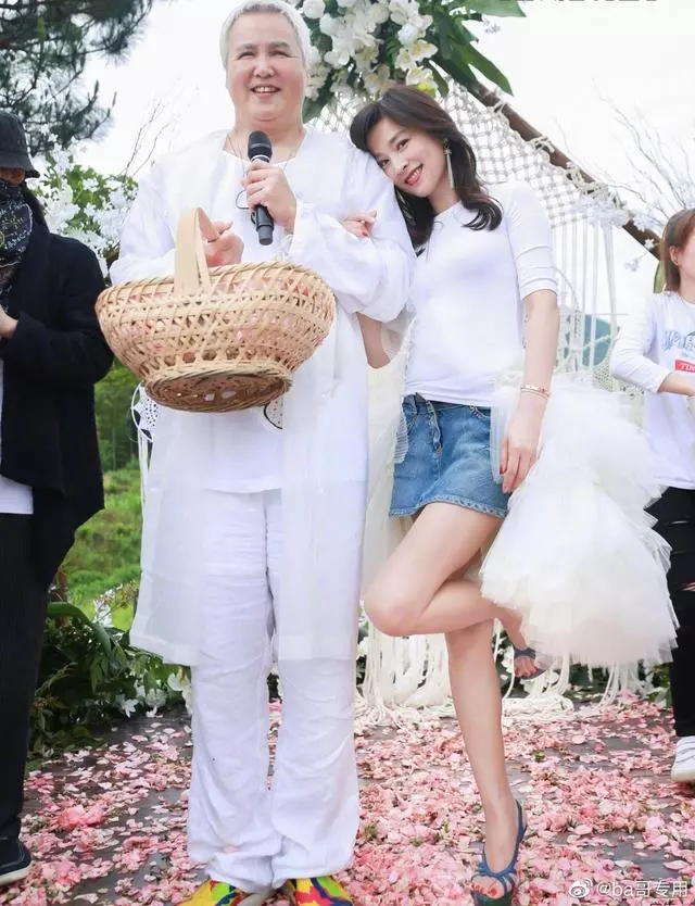 林瑞陽殘酷近照發福一大圈！挽老婆現身 網友：以為奶奶和孫女