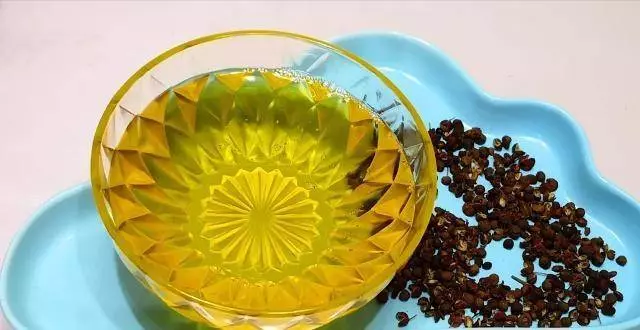 廚師炸花椒油，不要直接下鍋炸，少了這1步，難怪花椒油不夠香也不麻 