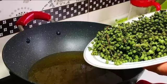 廚師炸花椒油，不要直接下鍋炸，少了這1步，難怪花椒油不夠香也不麻 