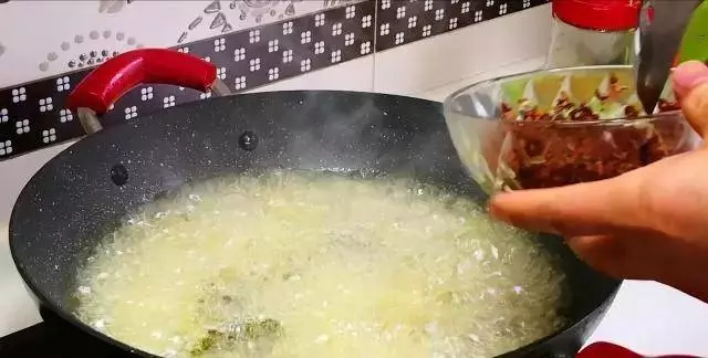 廚師炸花椒油，不要直接下鍋炸，少了這1步，難怪花椒油不夠香也不麻 