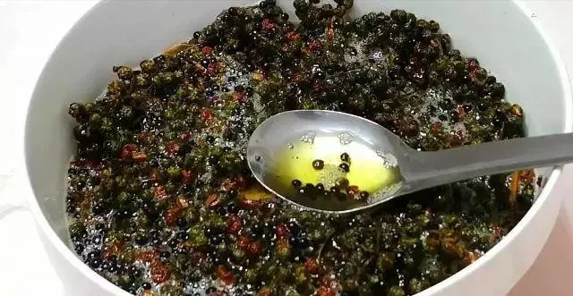 廚師炸花椒油，不要直接下鍋炸，少了這1步，難怪花椒油不夠香也不麻 