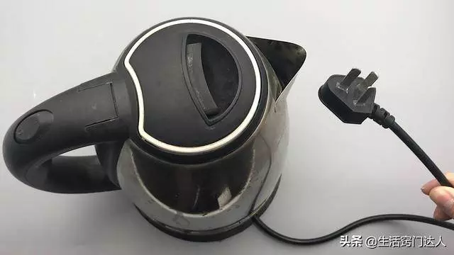 用電熱水壺燒水,10個家庭9個錯,好多人不懂告知家人越快越好