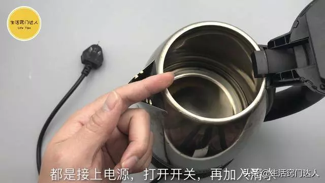 用電熱水壺燒水,10個家庭9個錯,好多人不懂告知家人越快越好