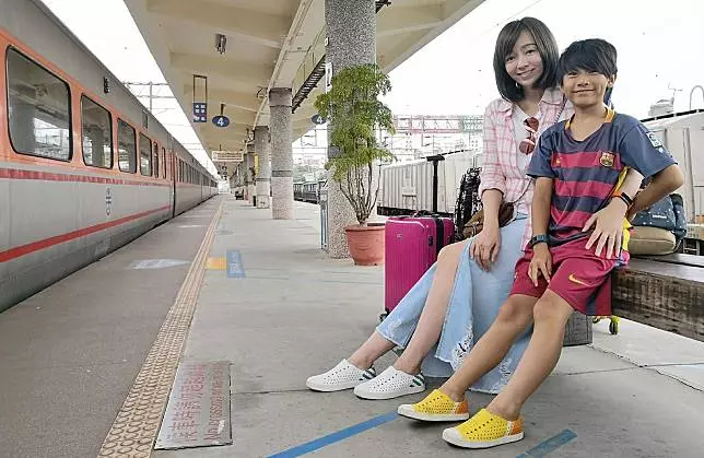 王仁甫擔心了!12歲愛女「美貌再進化」大長腿超吸睛 黏緊緊「校外教學硬要跟」超級女兒控