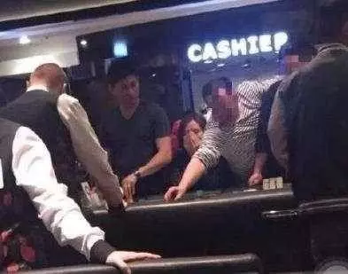 四爺不疼詩詩了嗎!吳奇隆國外豪賭大輸,劉詩詩小聲勸告,竟遭冷眼還被無視!
