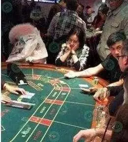 四爺不疼詩詩了嗎!吳奇隆國外豪賭大輸,劉詩詩小聲勸告,竟遭冷眼還被無視!