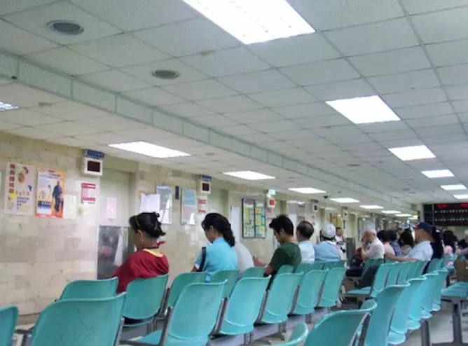 嫌慢?醫生直接貼公告「小字藏霸氣宣言」 網笑讚:狂!我喜歡