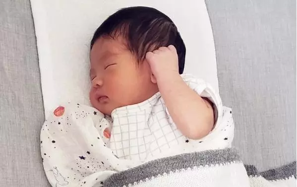 從天王嫂到豪門媳婦,生產後首曬兒子正面照,和爸爸超像