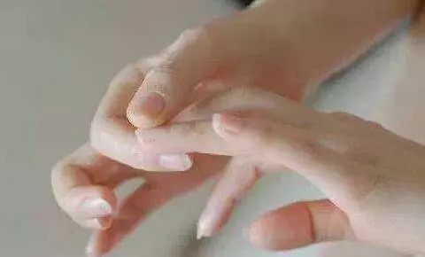 每天按摩小拇指50次,堅持一段時間,腰不疼、腿不酸了,連頭髮也烏黑了,不用去染髮