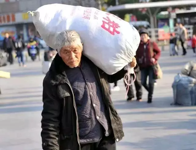 公公婆婆撿垃圾,嫌丟人不跟他們來往,大哥來了,真相讓我淚奔