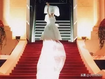梅艷芳躺在劉德華懷中含淚走了,誰注意到她婚紗里的東西?