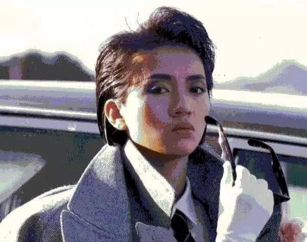 梅艷芳躺在劉德華懷中含淚走了,誰注意到她婚紗里的東西?