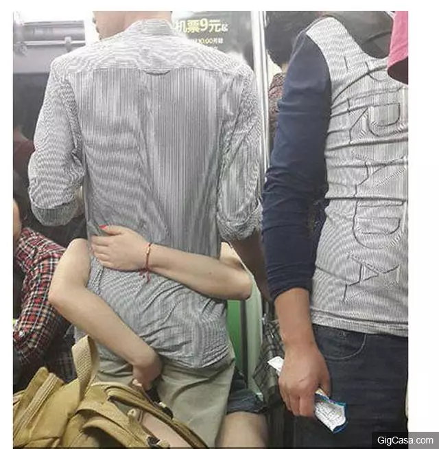 34張保證讓你爆笑的奇葩妹子大圖集!#1. 我到底先接誰的呢?