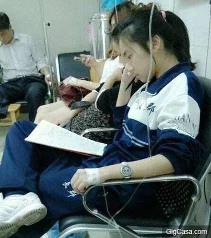 34張保證讓你爆笑的奇葩妹子大圖集!#1. 我到底先接誰的呢?