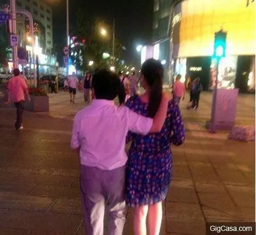 34張保證讓你爆笑的奇葩妹子大圖集!#1. 我到底先接誰的呢?
