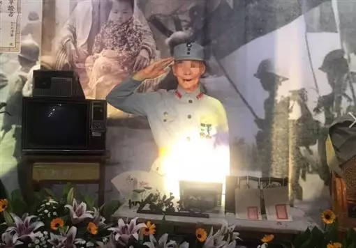 阿伯60年軍服曝光!臂章讓網友跪了