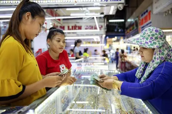 不習慣無現金支付 越南人買房用金條現鈔