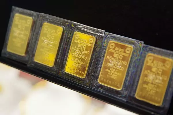 不習慣無現金支付 越南人買房用金條現鈔
