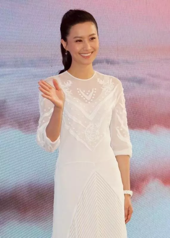 離婚六年宣布再嫁!前TVB一線花旦開心報喜:與老公已在法國秘婚