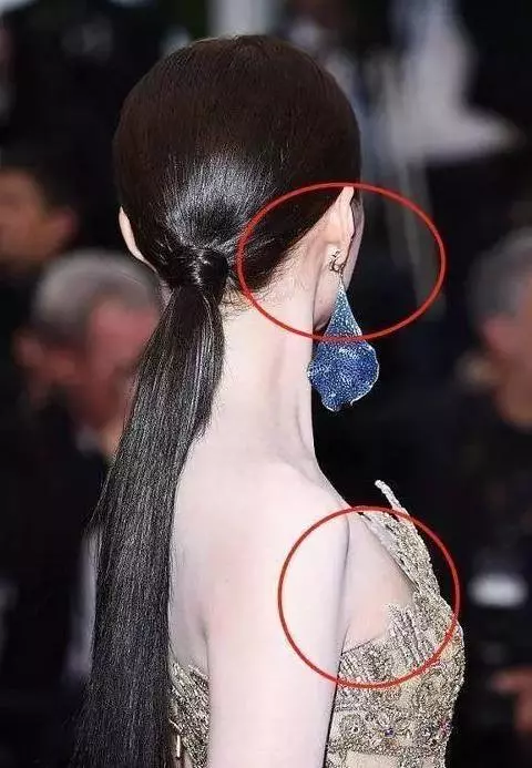 女星為了顯白全身塗粉,迪麗熱巴略顯尷尬,而她的高情商令人佩服