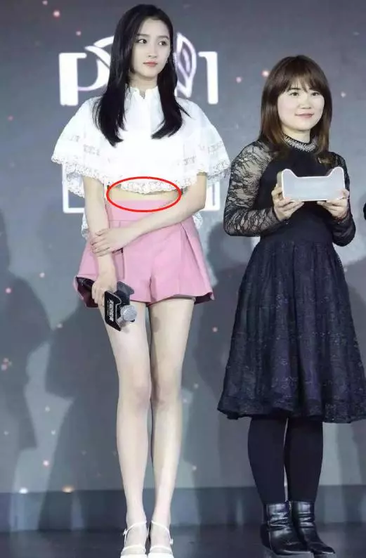 女星為了顯白全身塗粉,迪麗熱巴略顯尷尬,而她的高情商令人佩服