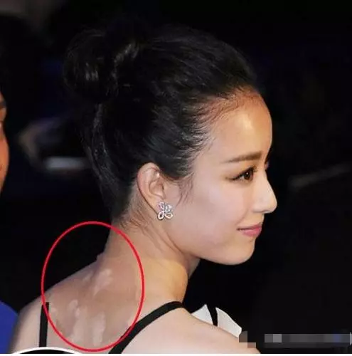 女星為了顯白全身塗粉,迪麗熱巴略顯尷尬,而她的高情商令人佩服