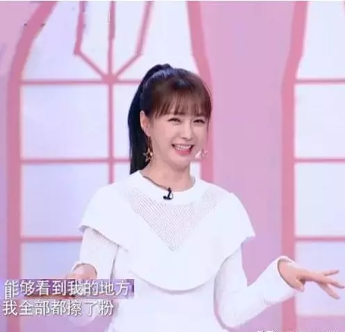 女星為了顯白全身塗粉,迪麗熱巴略顯尷尬,而她的高情商令人佩服