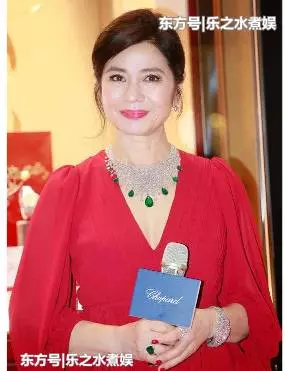 一個不裝嫩的女星,任由皺紋布滿眼角,今59歲圓潤飽滿好福相!