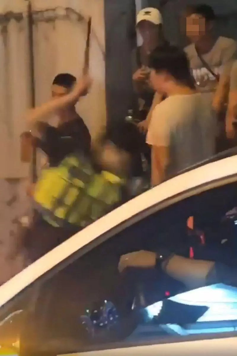 直擊!超跑車聚挑釁 波麗士暴怒敲棍