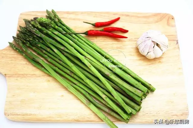 減肥餐里常見的蔬菜,燙一燙就可以上桌,平時多吃,腰圍越來越細