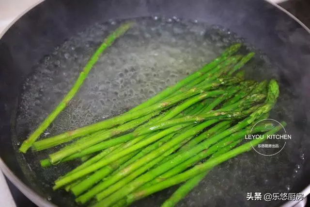 減肥餐里常見的蔬菜,燙一燙就可以上桌,平時多吃,腰圍越來越細