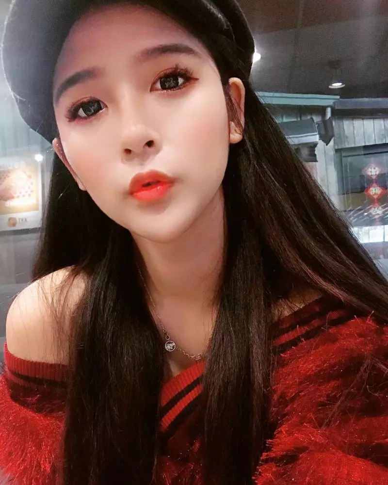 台泰混血最正女主播。