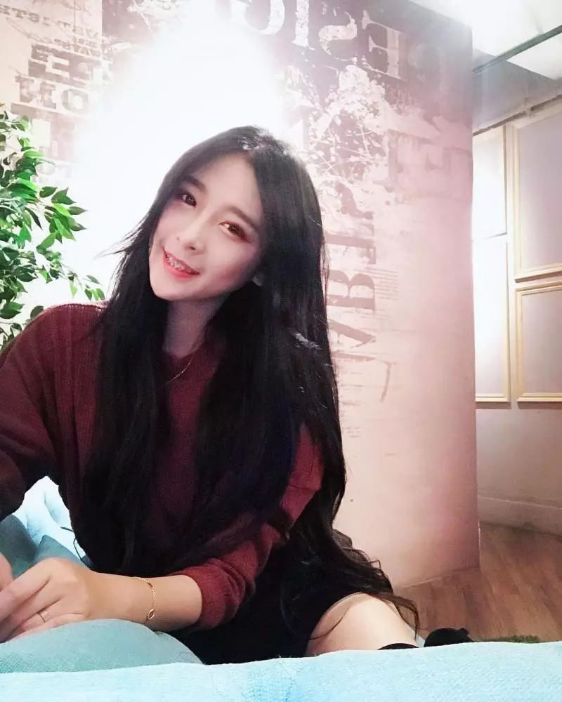 台泰混血最正女主播。