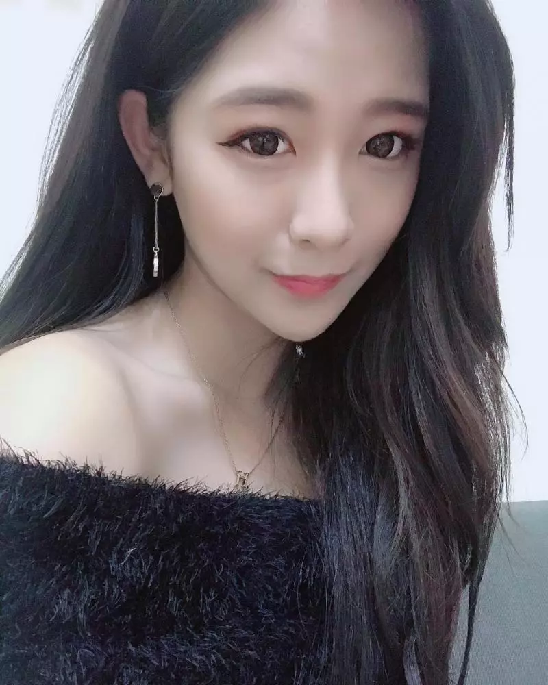 台泰混血最正女主播。