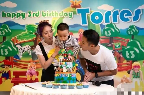 楊千嬅兒子提前慶祝生日 老公曬出一家三口溫馨合照 眾星送祝福